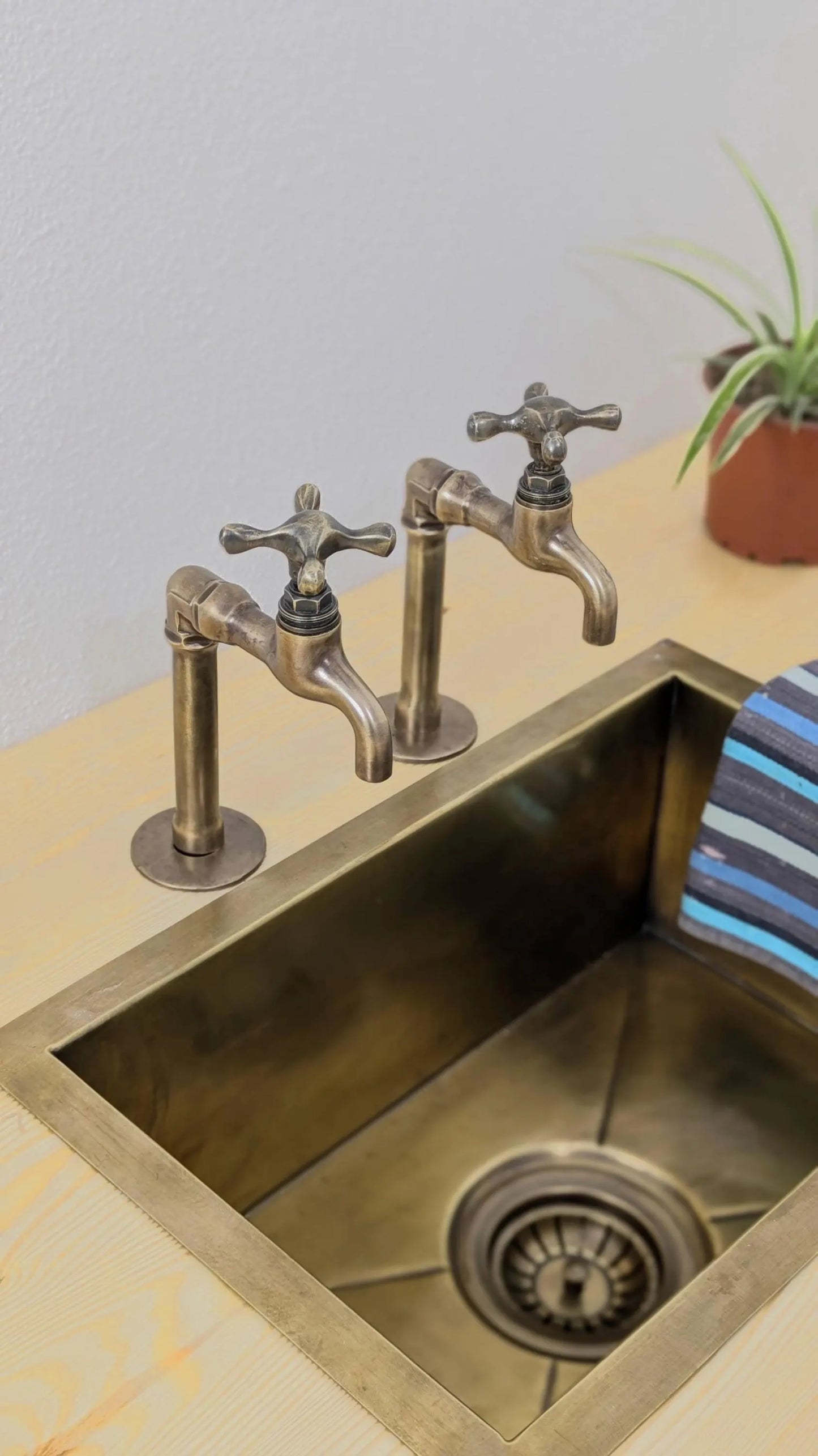 Brass Pillar Taps – Countertop Taps – Old Bronze Finish
