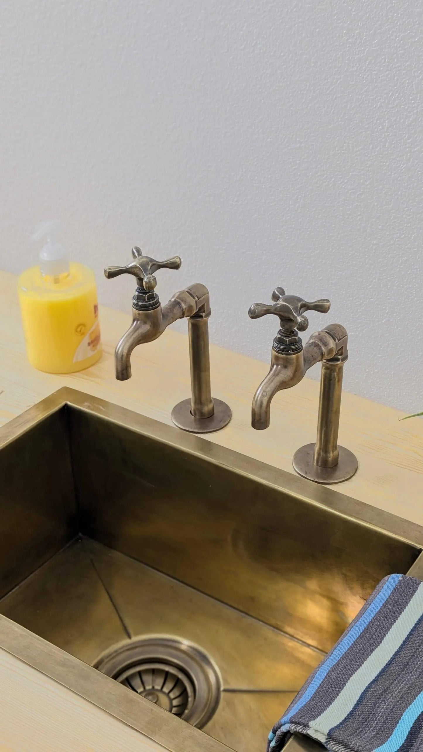 Brass Pillar Taps – Countertop Taps – Old Bronze Finish
