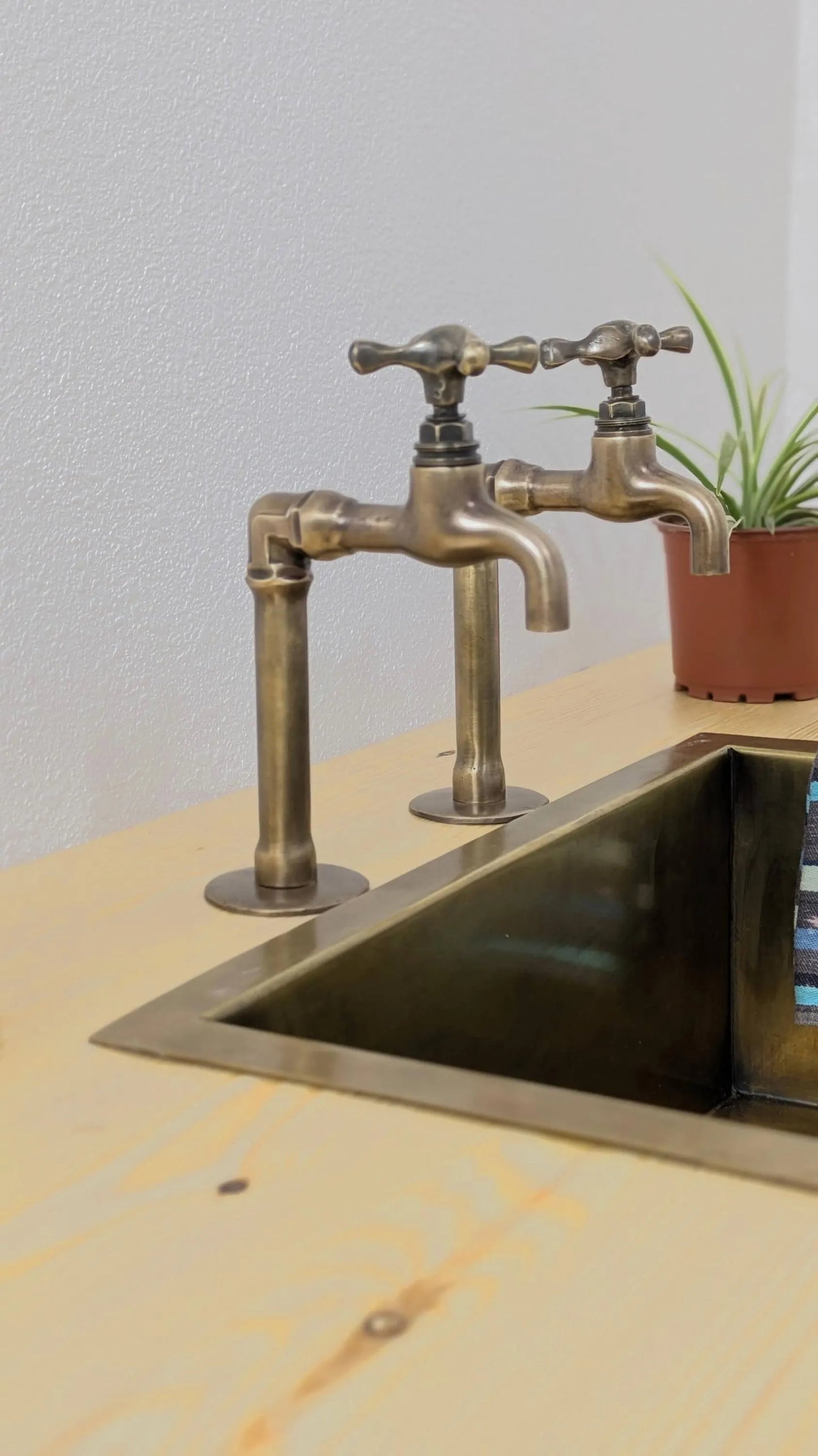 Brass Pillar Taps – Countertop Taps – Old Bronze Finish