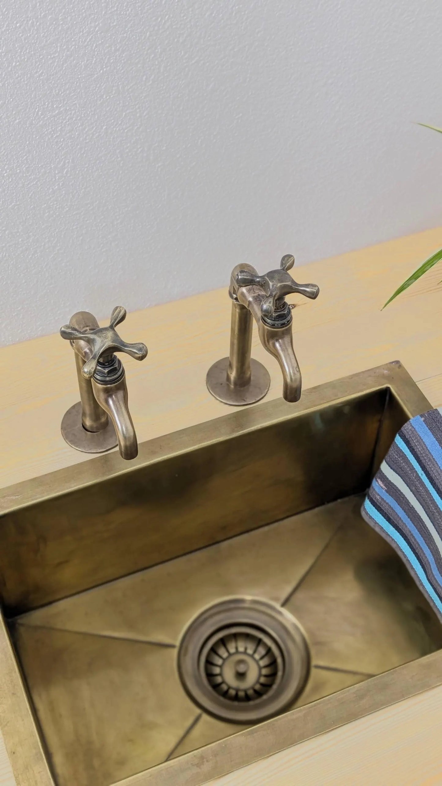 Brass Pillar Taps – Countertop Taps – Old Bronze Finish