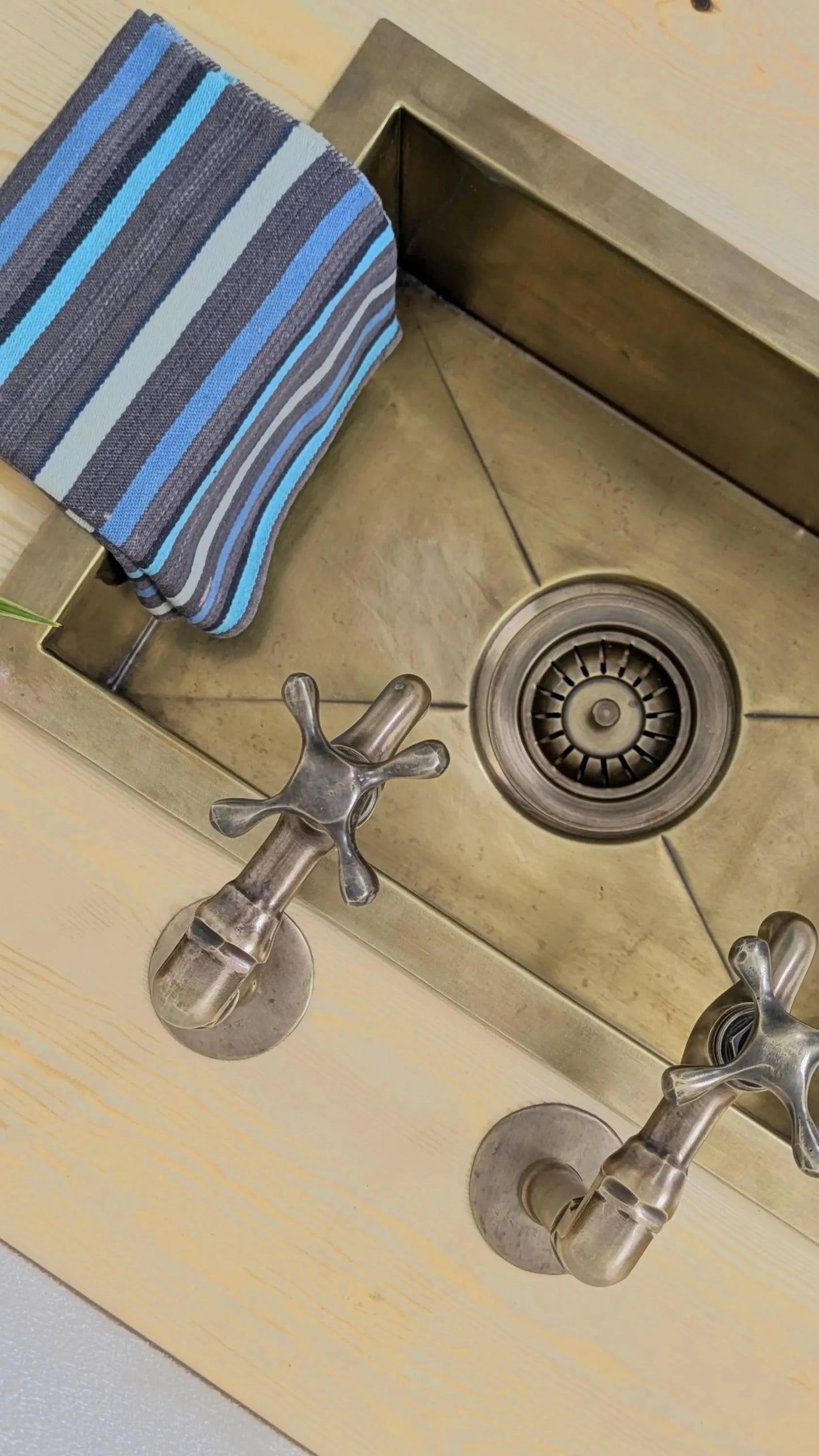 Brass Pillar Taps – Countertop Taps – Old Bronze Finish