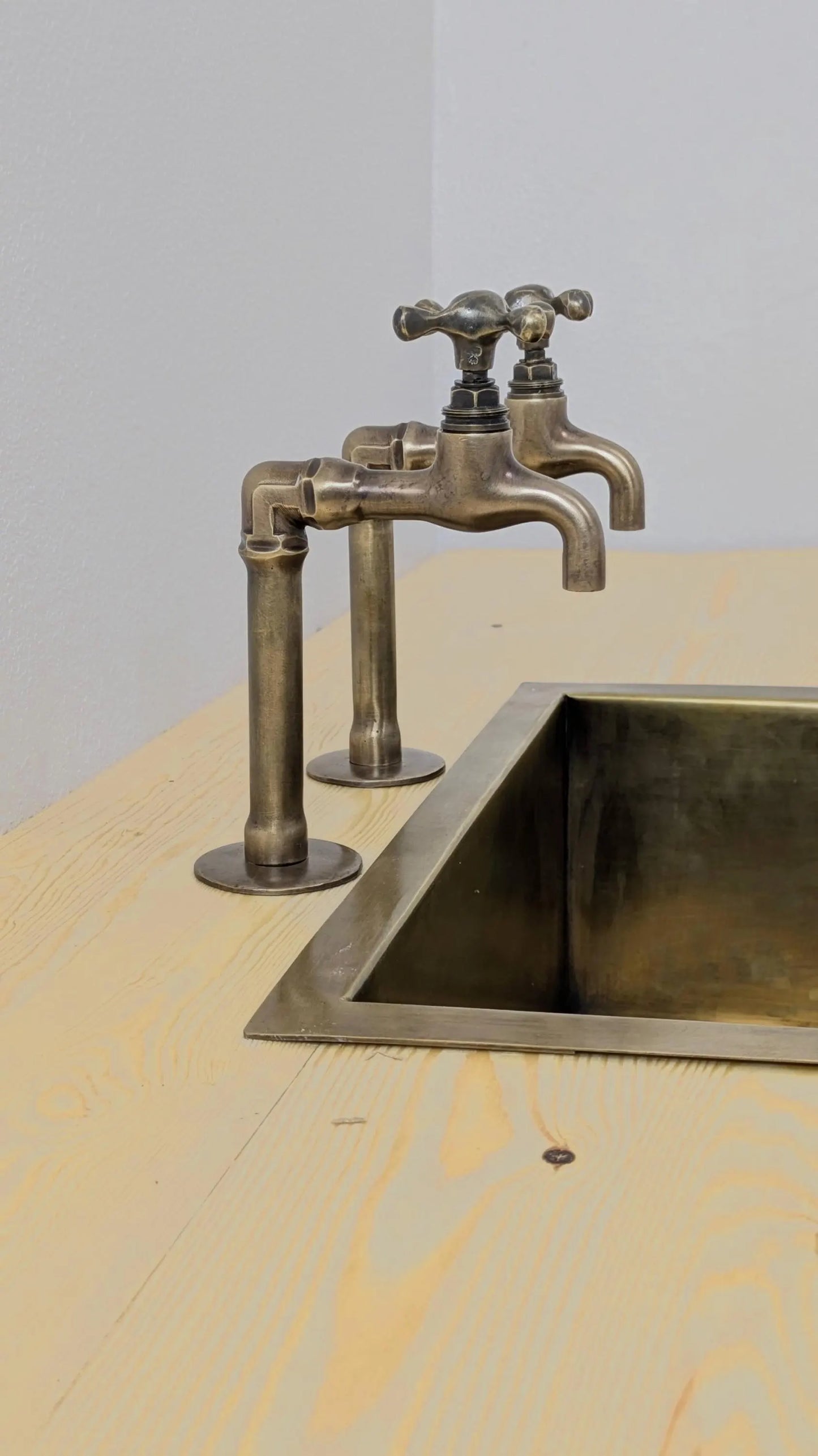 Brass Pillar Taps – Countertop Taps – Old Bronze Finish