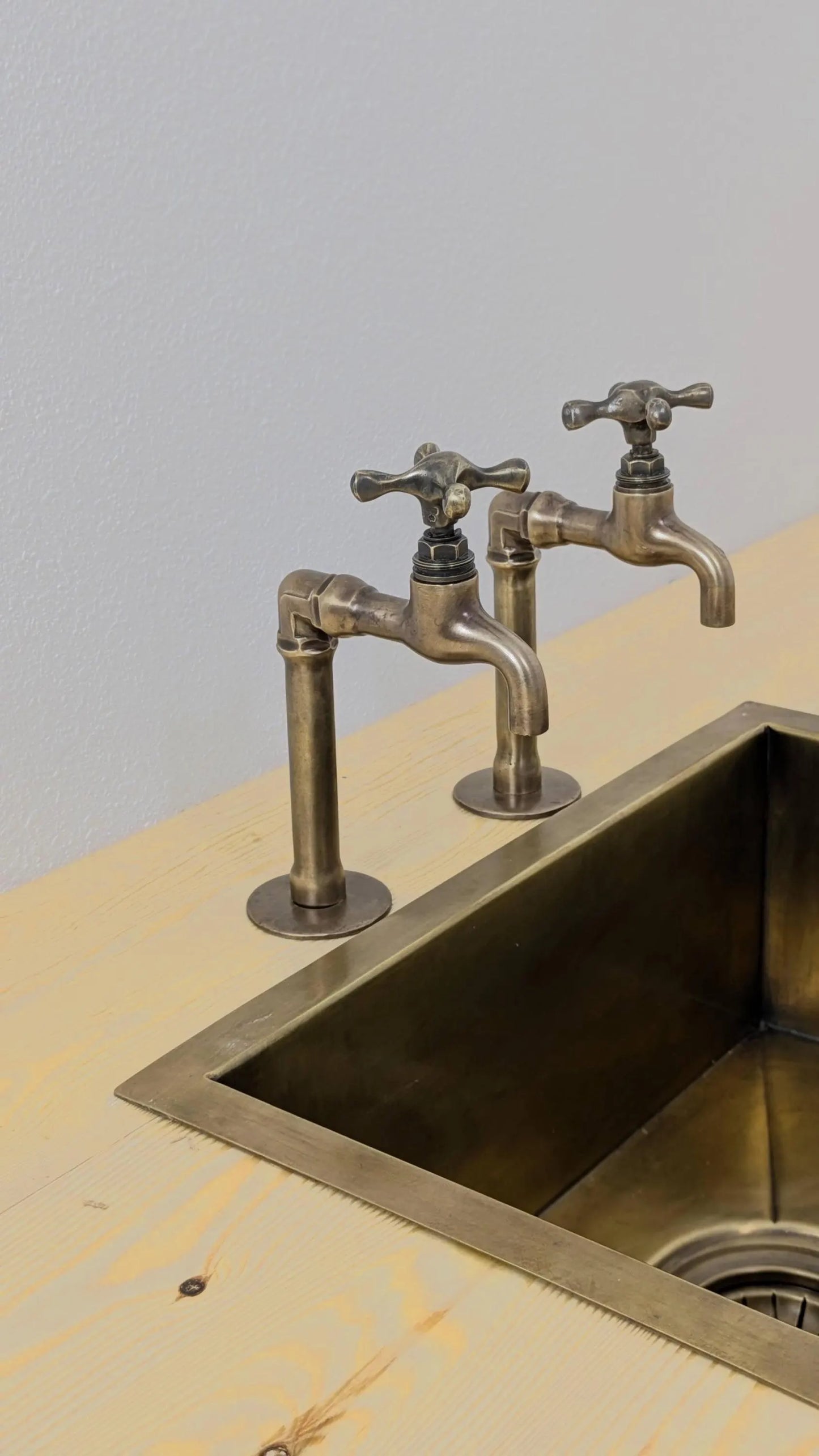 Brass Pillar Taps – Countertop Taps – Old Bronze Finish