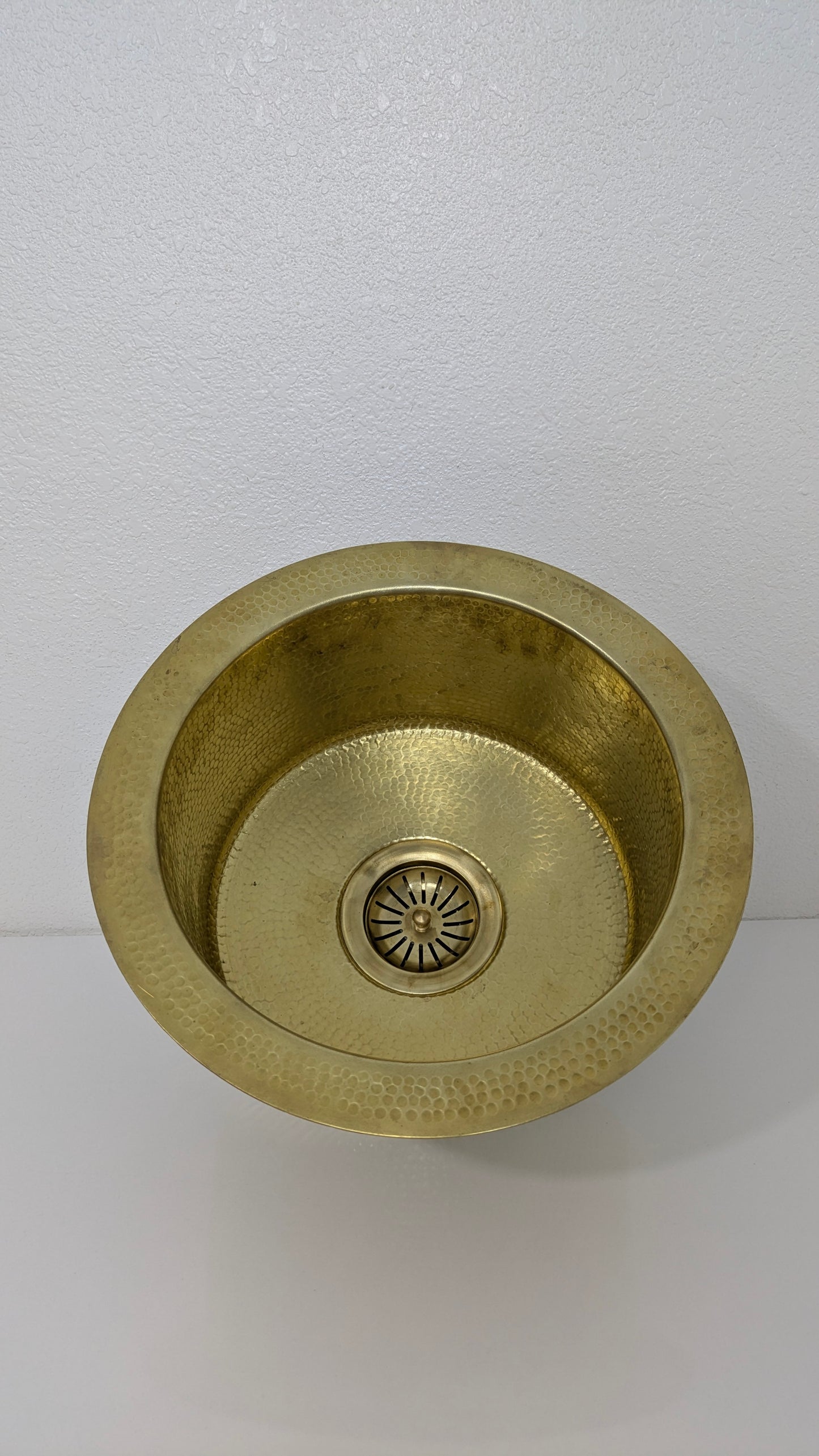 Hand-Hammered Brass Round Sink with Decorative Rim – Golden Finish