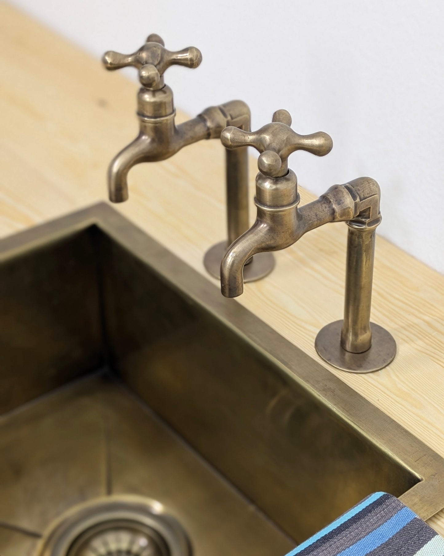 Individual Countertop Brass Pillar Taps, Antique Brass Faucets, Old Bronze  Finish