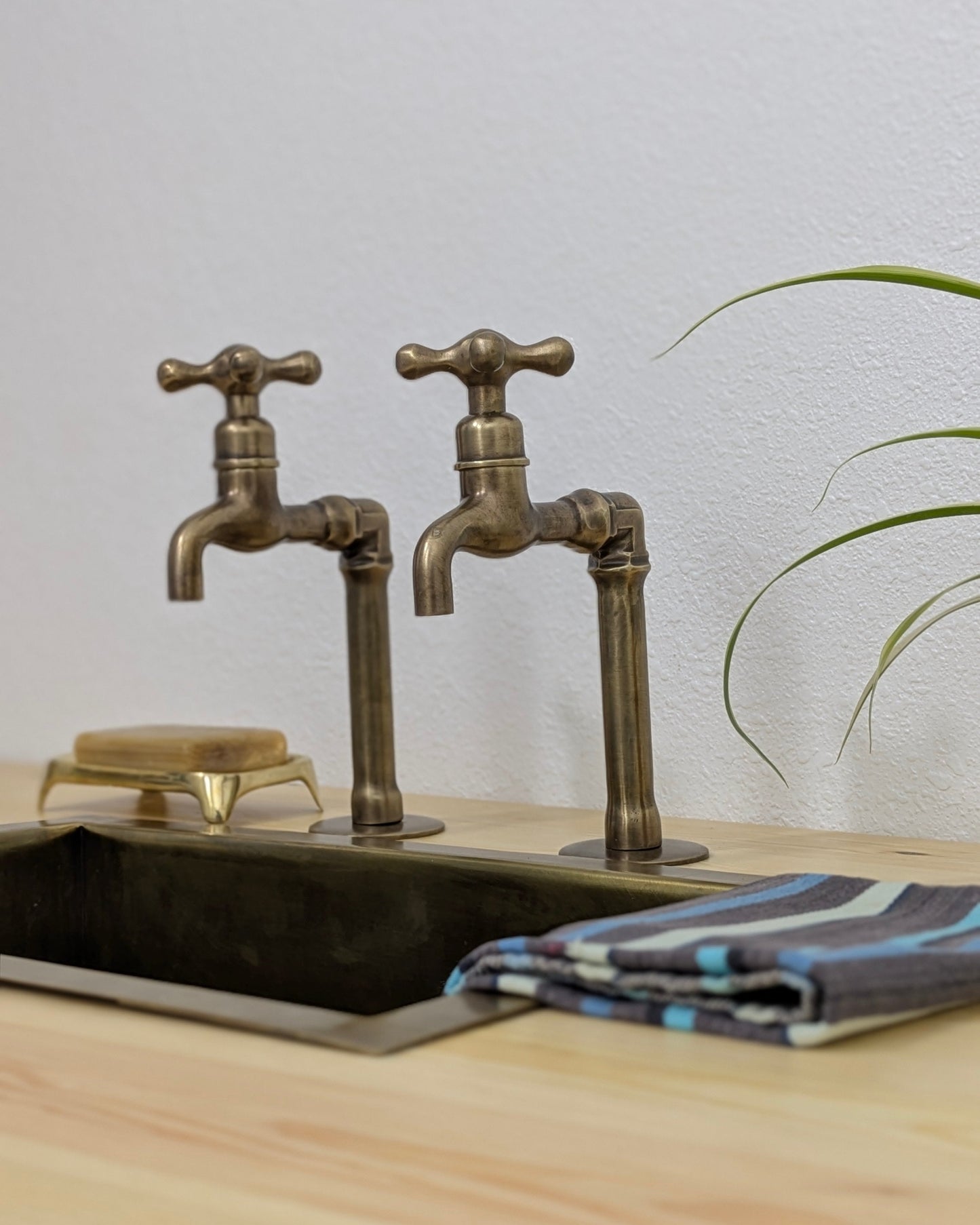 Individual Countertop Brass Pillar Taps, Antique Brass Faucets, Old Bronze  Finish